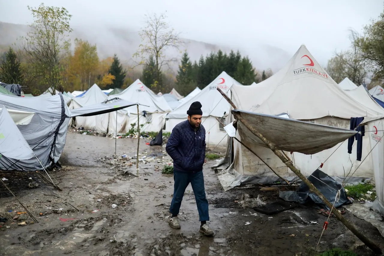 Pogledajte u kakvim očajnim uvjetima žive migranti u Vučjaku: Kiša im je uništila skoro cijeli kamp