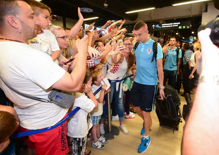 Vjerni navijači u zračnoj luci dočekali hrvatsku nogometnu reprezentaciju