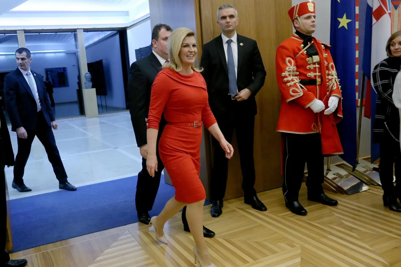 Predsjednica uskom crvenom haljinom naglasila vitku liniju