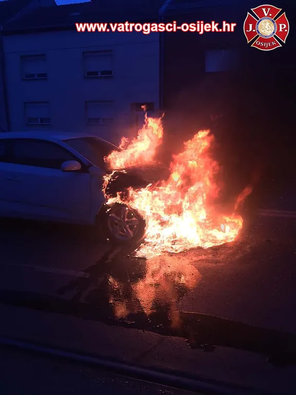 Zapalio se automobil u vožnji: Prednji dio osobnog automobila u plamenu