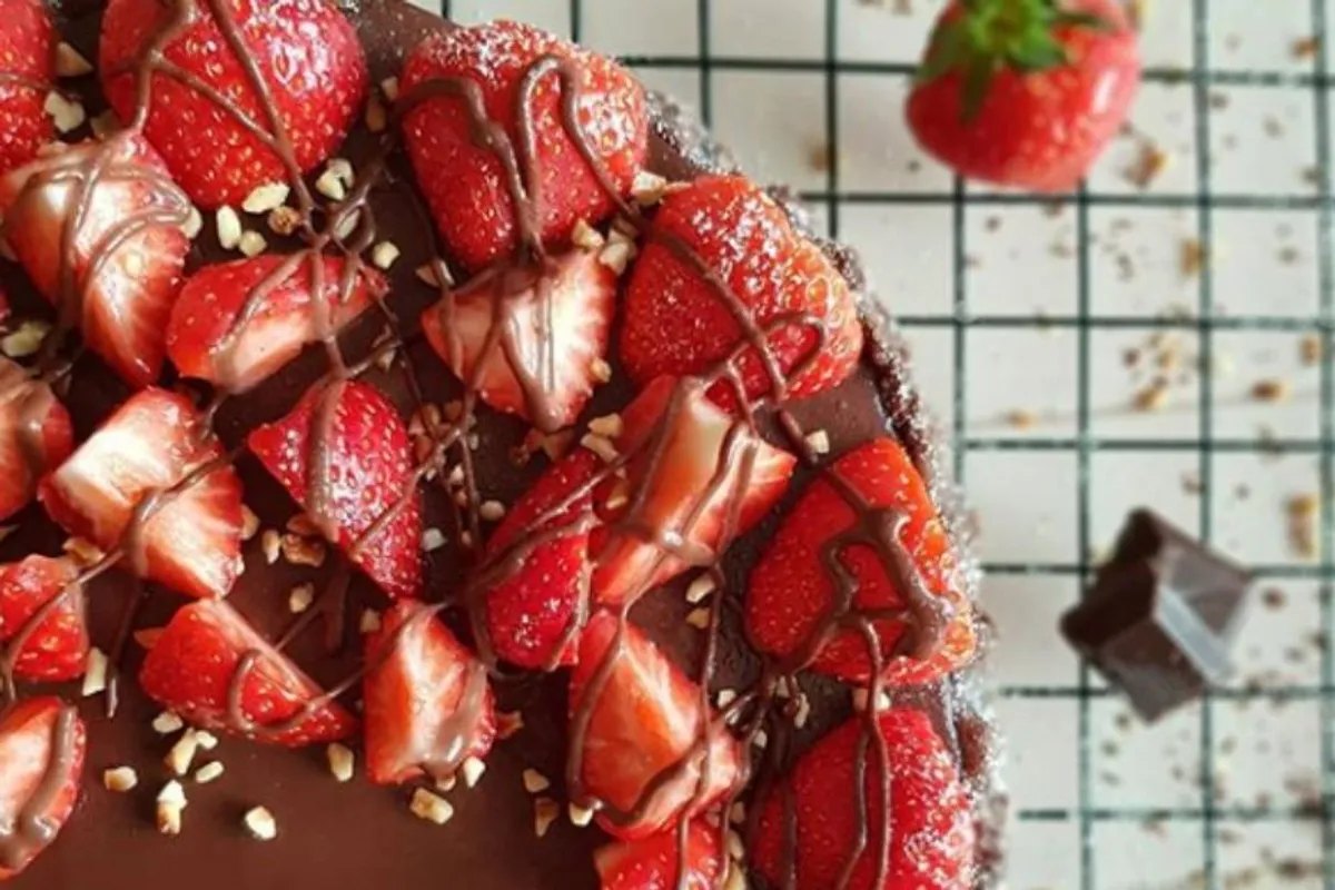 Čokoladni tart s jagodama koji ne zahtijeva pečenje postat će tvoj omiljeni desert: Pripremi ga već danas