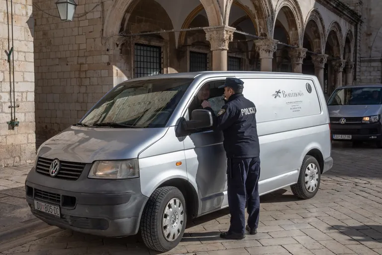Dubrovnik: Tijela ubijenih nakon policijskog očevida prevezena kombijima
