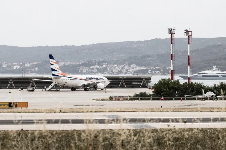 Pogledajte prizore iz Zračne luke Split gdje je prizemljen češki putnički avion zbog dojave o bombi