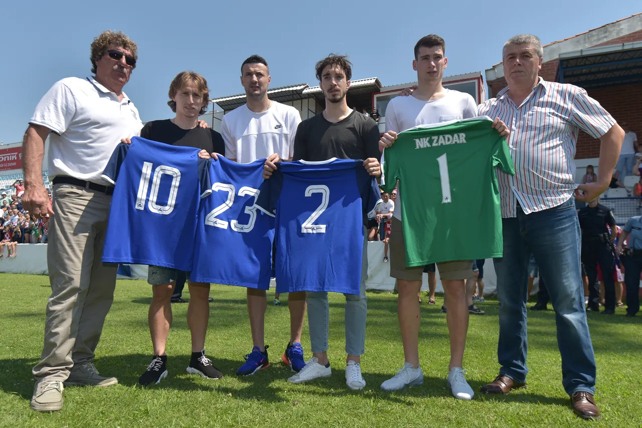 FOTO Modrić, Vrsaljko, Subašić i Livaković odali počast preminulom suigraču Hrvoju Ćustiću