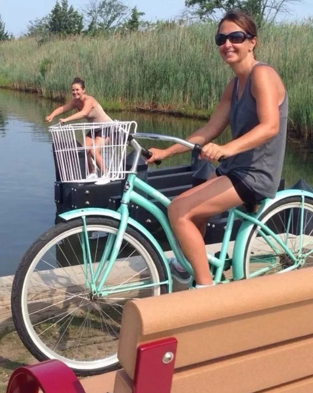 Povela je svoju sestru na vožnju biciklom :)