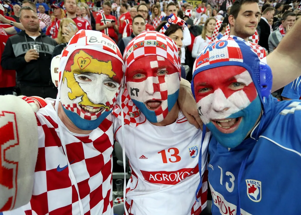 Navijači bodre rukometaše u utakmici posljednjeg kola 2. kruga između Hrvatske i Francuske