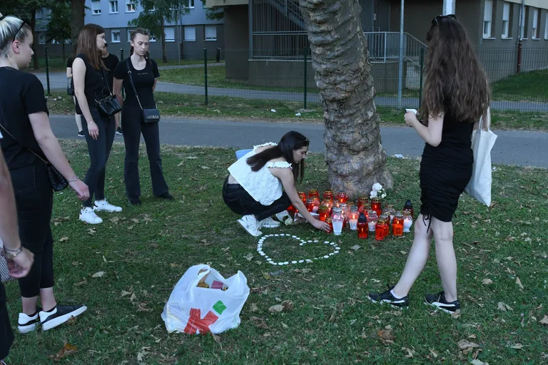 Studenti palili svijeće na mjestu gdje je poginula 20-godišnja djevojka