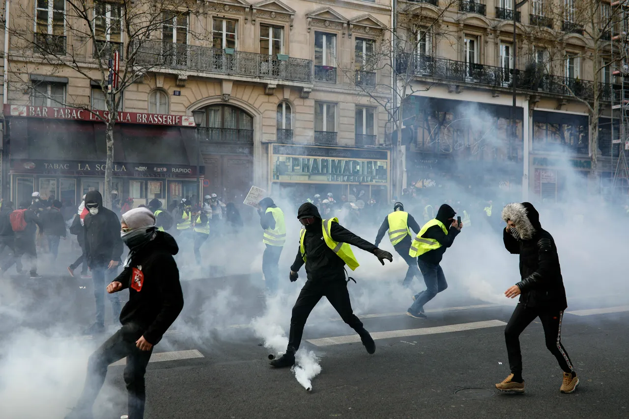 Vojska s dugim cijevima na ulicama Pariza! Na 'žute prsluke' bacali suzavac, uhićeno 170 ljudi