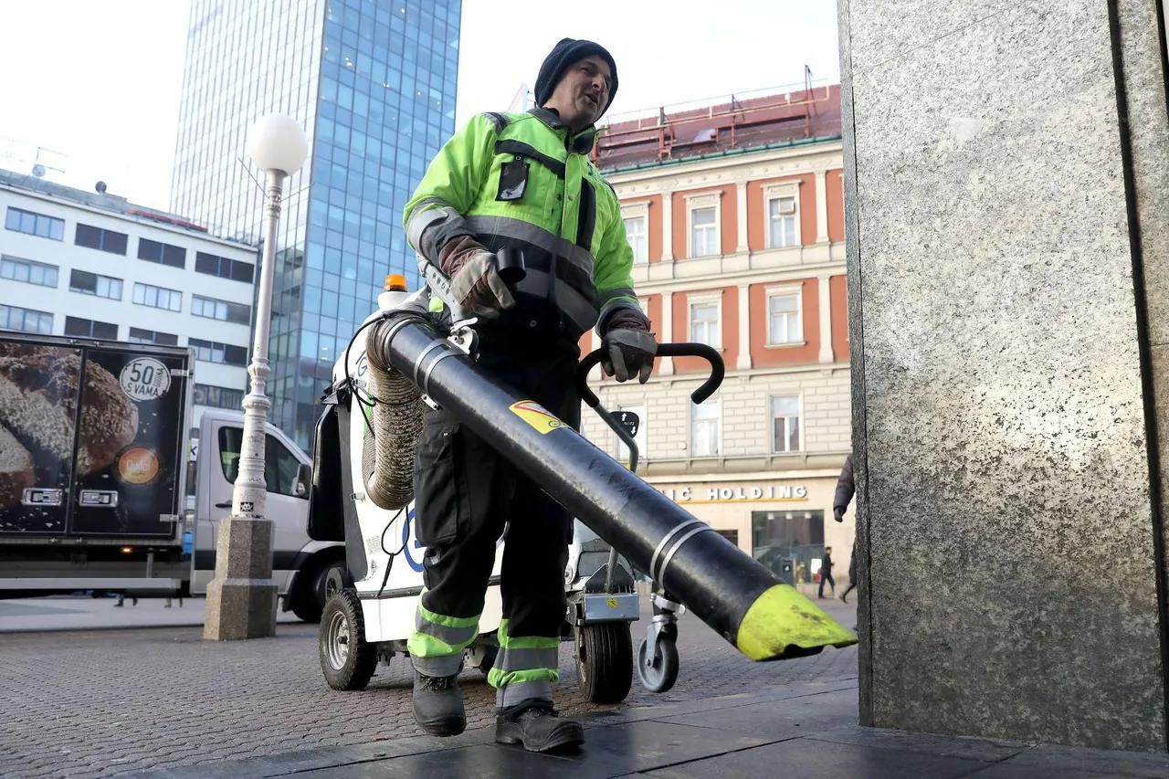 Zagreb: Modernizacija čišćenja ulica - djelatnici metlu zamijenili električnim usisavačem