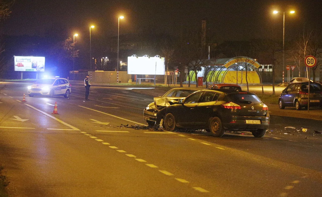 Prometna nesreća u Zagrebu: na križanju Nove Branimirove i Ulice Dragutina Mandla došlo do sudara dvaju osobnih vozila