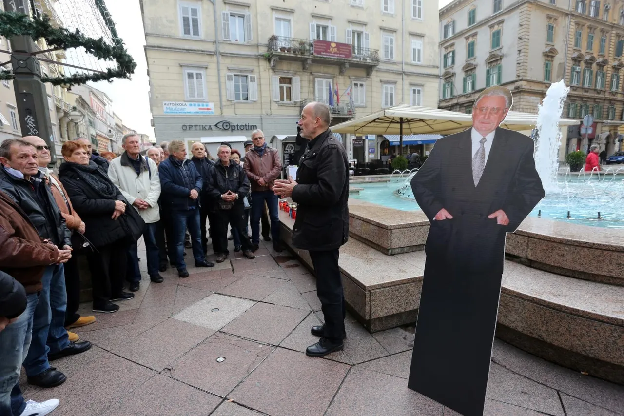 Rijeka: Građani upalili svijeće pred kartonskom figurom Franje Tuđmana