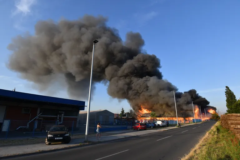 Izbio veliki požar u Čakovcu! Gori drveno skladište, vatrogasci se bore s vatrenom stihijom