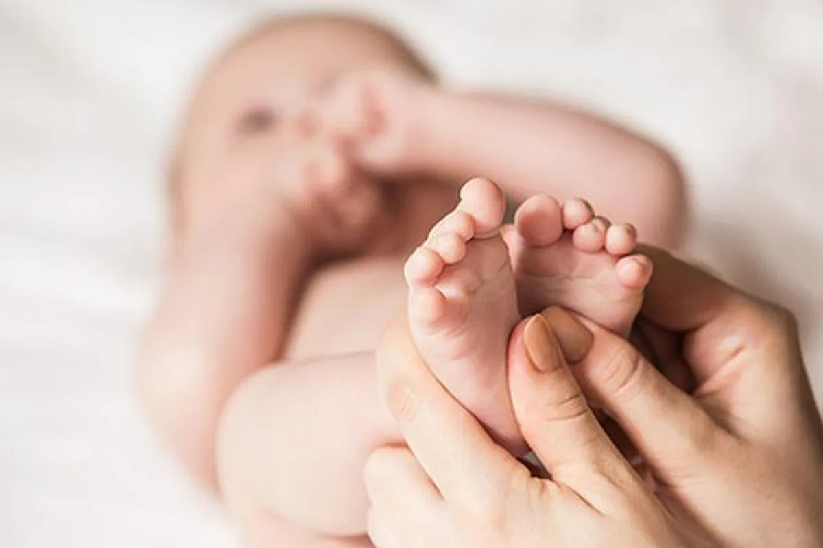 Olakšajte bebi tegobe s pomoću akupresurne masaže