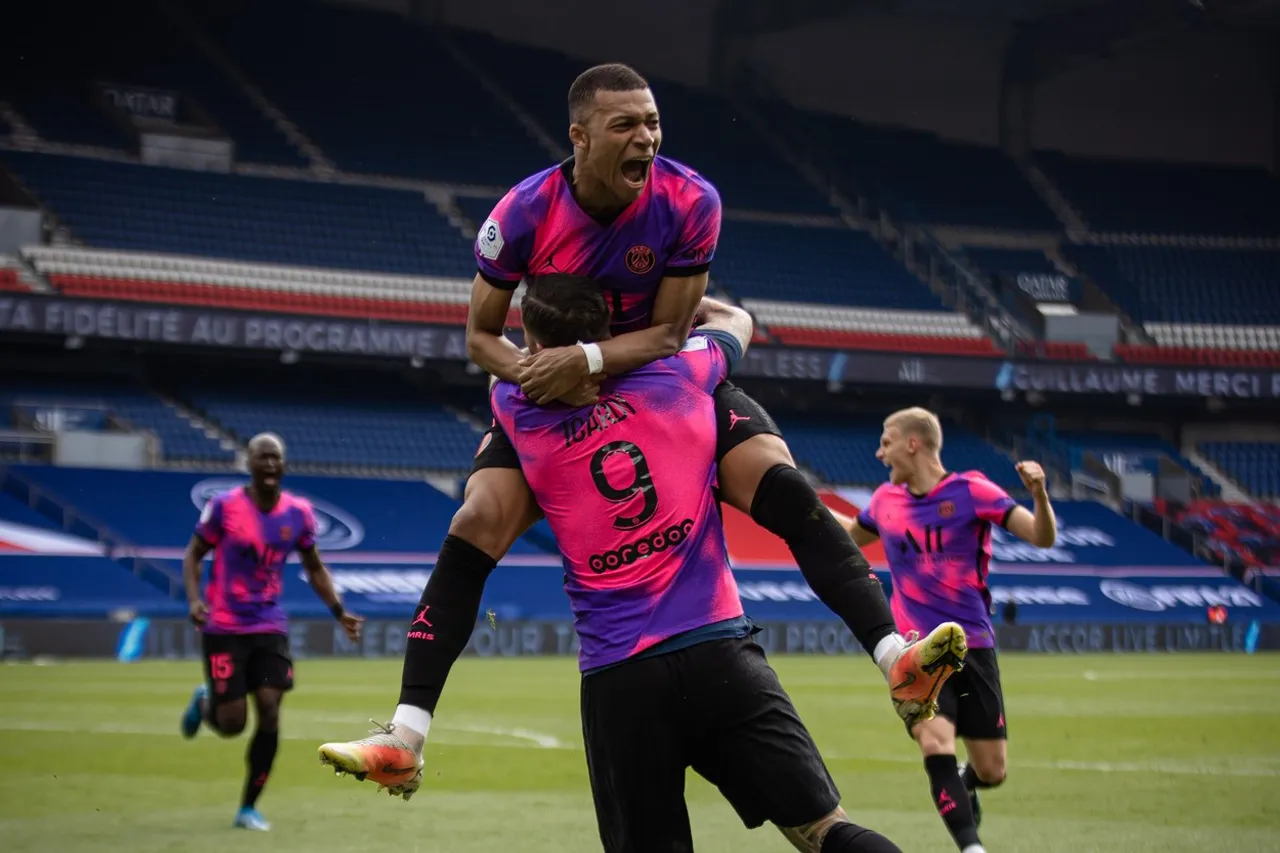 Soccer Football - French championship Ligue 1 - Paris Saint Germain v Saint-Etienne