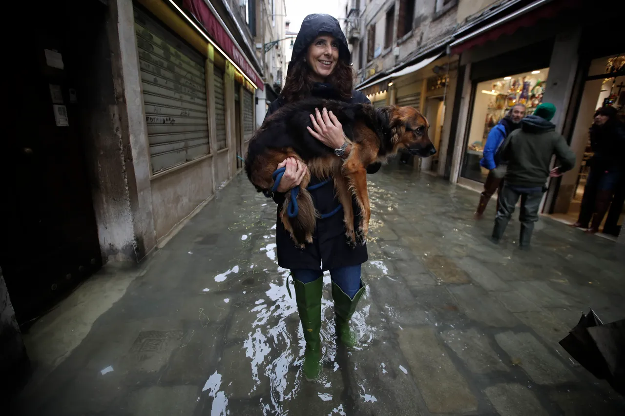 Nekoliko talijanskih gradova je u visokom stupanju pripravnosti nakon noći obilne kiše.