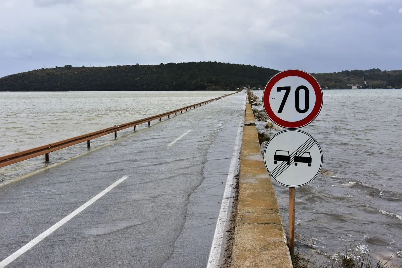 Zbog plime je zatvorena državna cesta Tar - Novigrad kod Antenala.