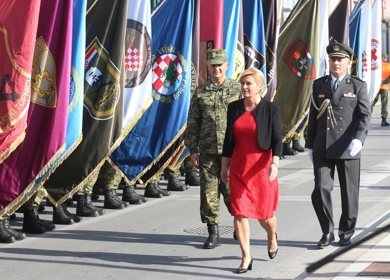 Nakon polaganja vijenaca u Kninu predsjednica Grabar-Kitarović obišla vojsku