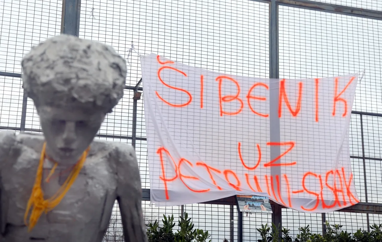 Šibenik: Kod Draženovog spomenika osvanuo transparent podrške Petrinji i Sisku