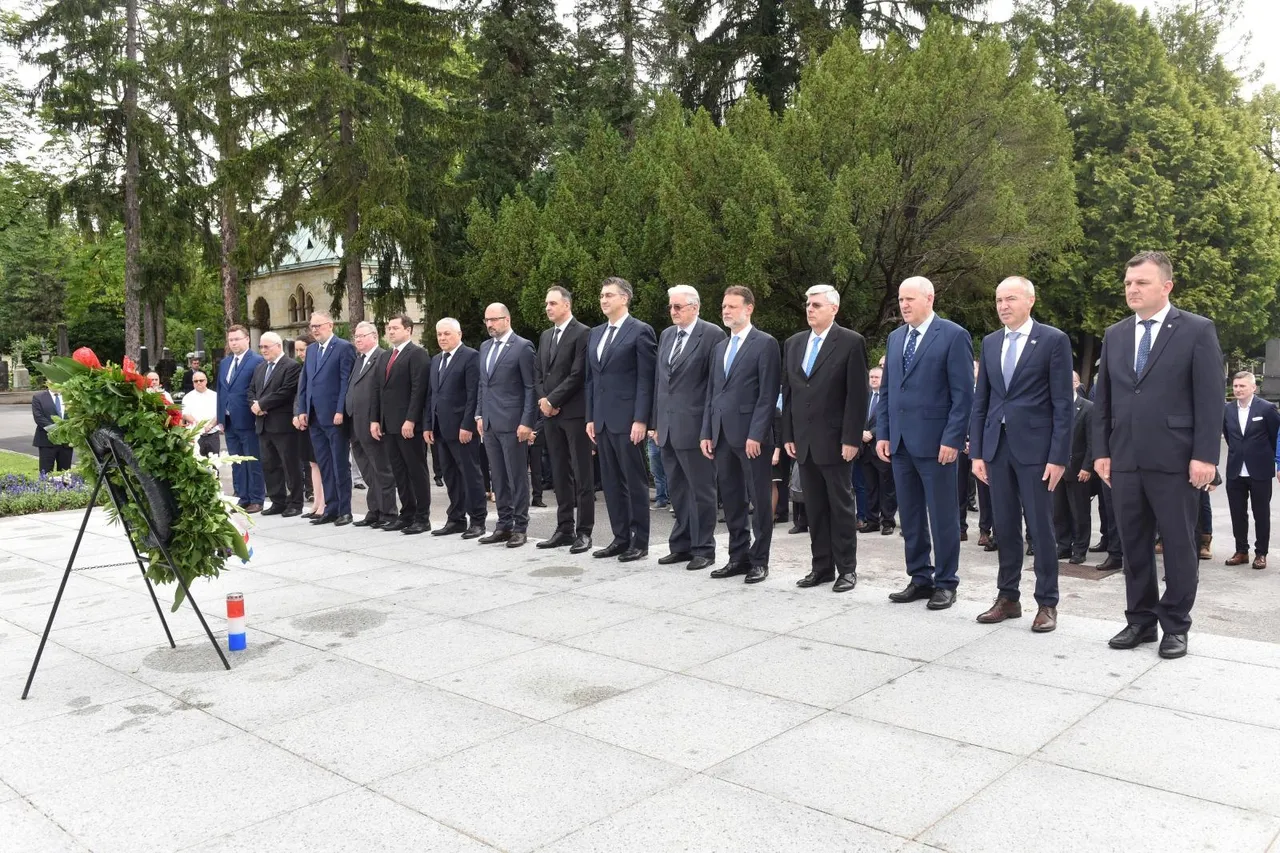 HDZ-ovci na Tuđmanovom grobu