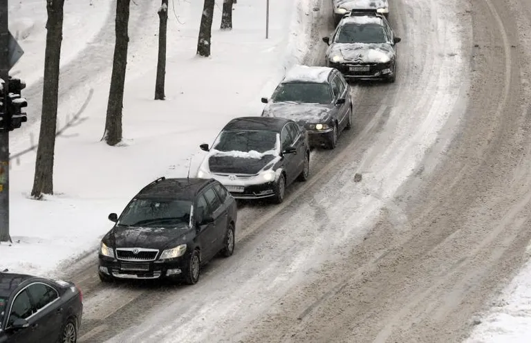 Snijeg koji je u noći s utorka na srijedu napadao u hrvatskoj metropoli stvorio je neviđene probleme u prometu.