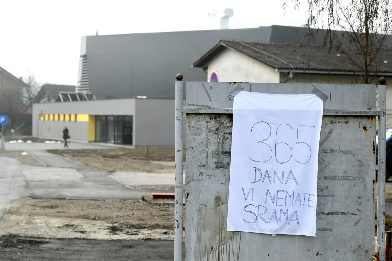 Petrinja: Poruka političarima ispred novoizgrađene školske sportske dvorane Mato Lovrak