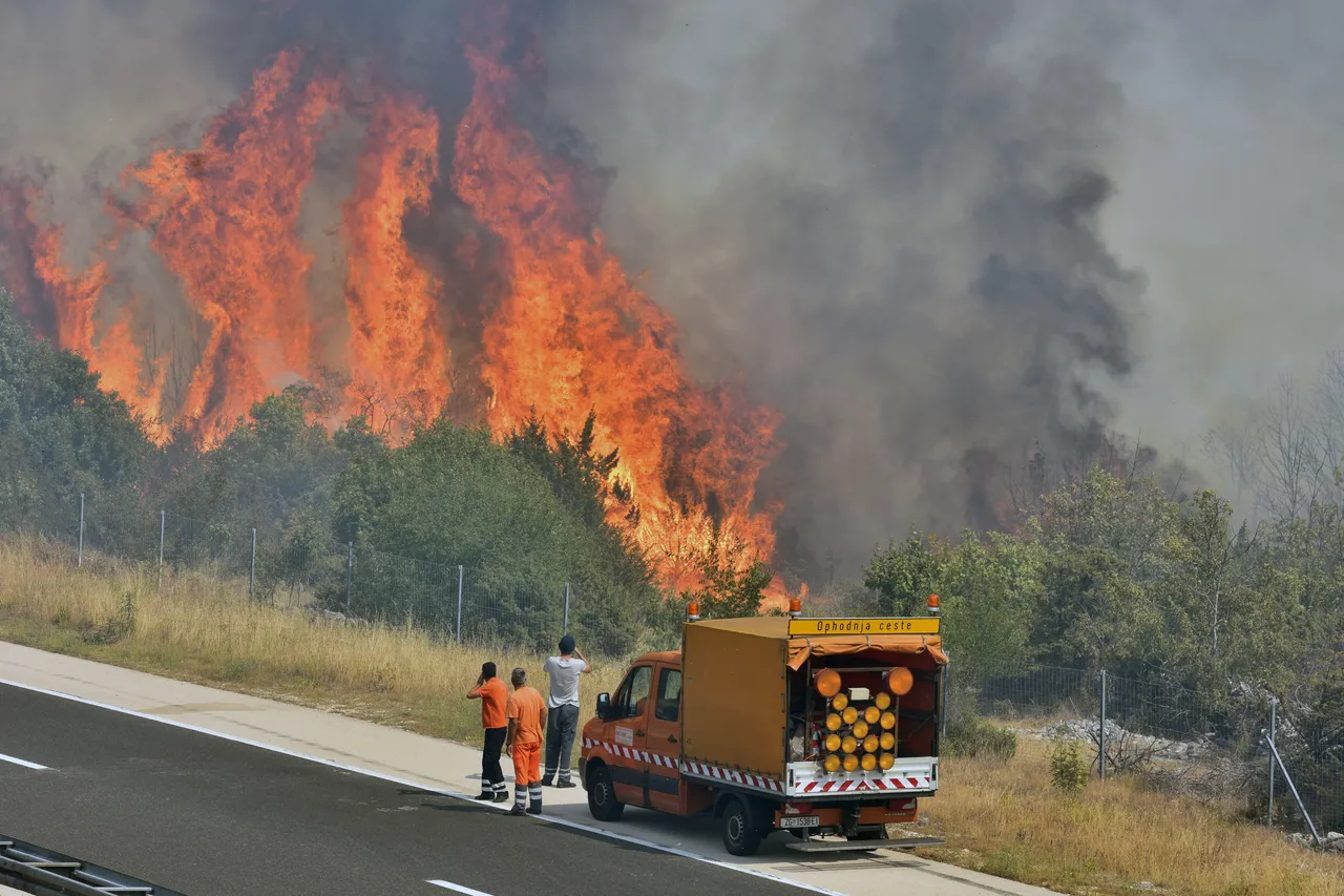 Zbog velikog požara kod Perkovića zatvorena autocesta Zagreb-Split