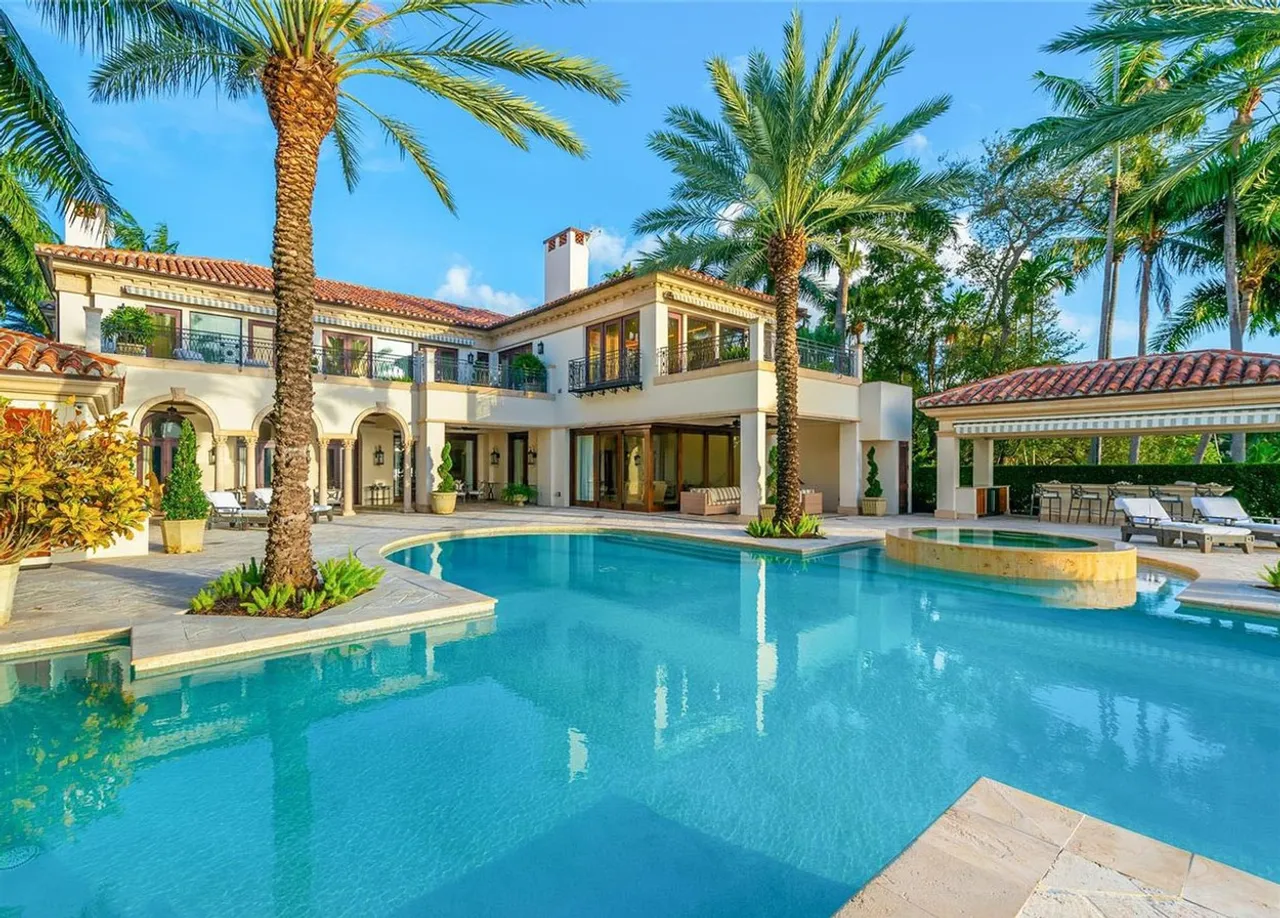 Jennifer Lopez and Alex Rodriguez have reportedly splashed out a bank-busting $40 million on a waterfront estate in Miami.