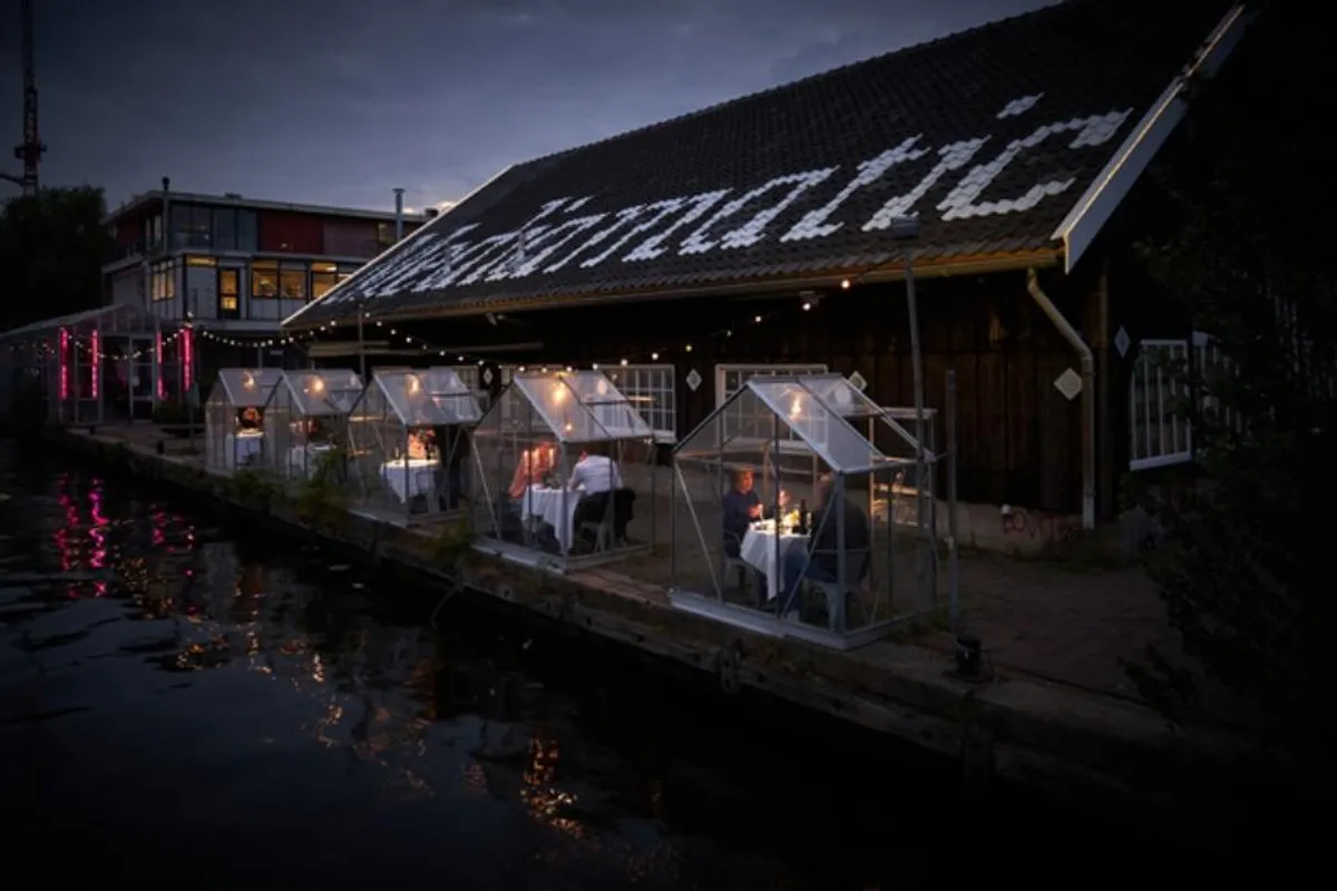 Orginalna ideja: Restoran u Amsterdamu testira 'staklenike' koji su sigurni, ali i nevjerojatno romantični