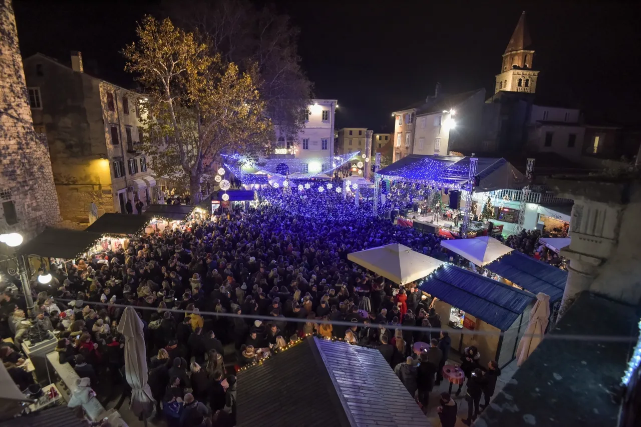 Spektakl u Hrvatskoj već je počeo: Pogledajte kako je izgledalo otvaranje Adventa u Osijeku i Zadru