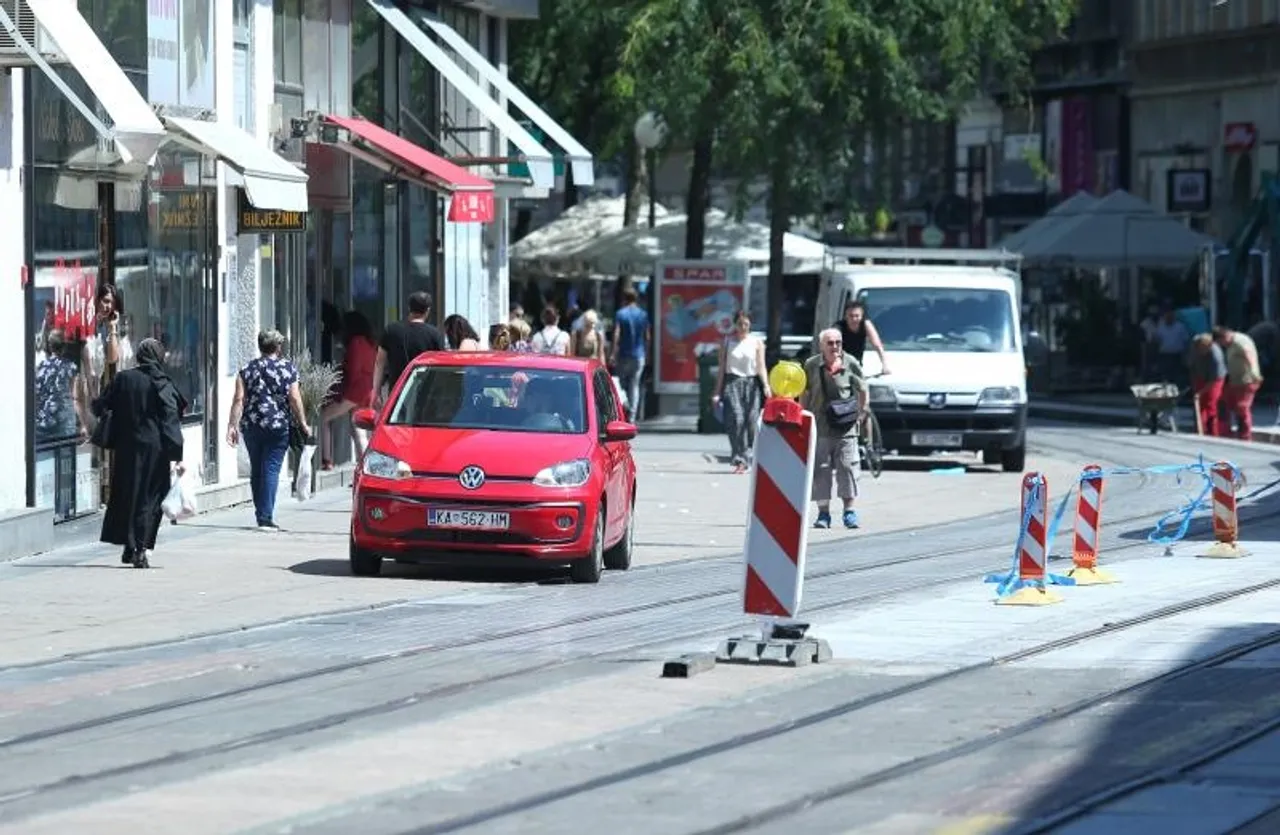 Vozio po Trgu bana Jelačića pa zalutao među radove na tramvajskoj pruzi