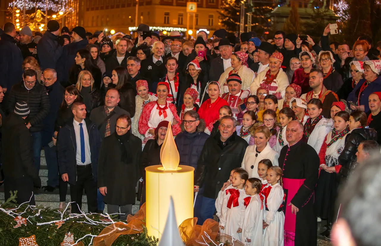 Počeo Advent, zapaljena prva svijeća na glavnom zagrebačkom trgu