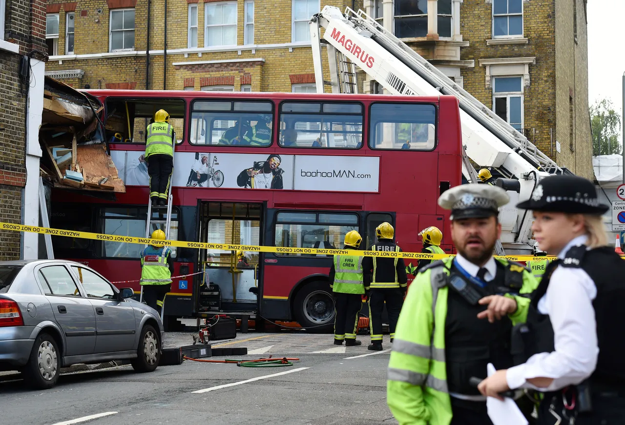 Autobus se zabio u izlog londonskog dućana