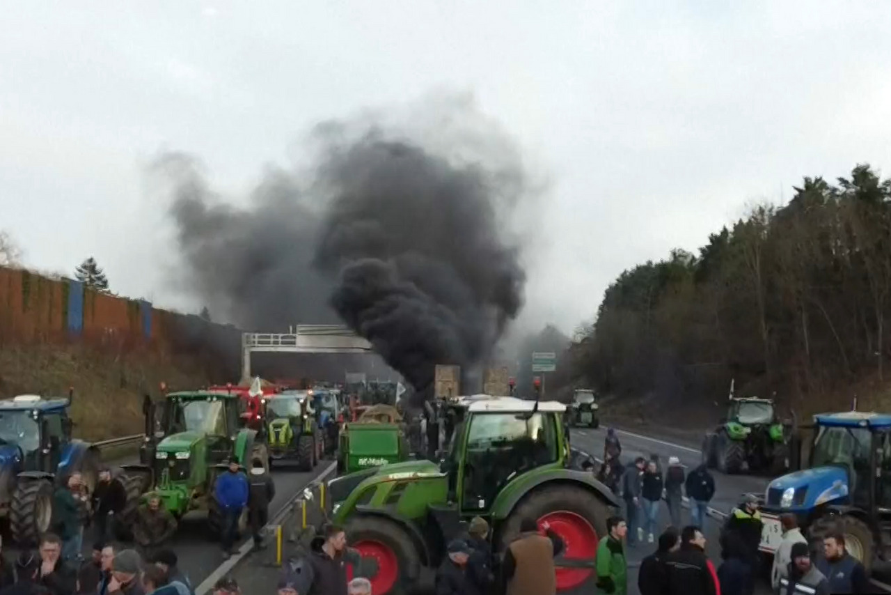 Zapaljene bale sjena, gume i smeće. Tako izgleda prosvjed poljoprivrednika  u Francuskoj. Popušta li Vlada...