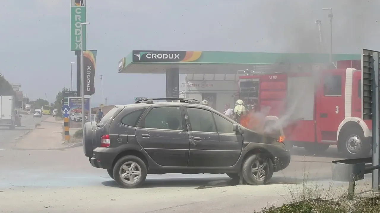 Išla natočiti gorivo na benzinsku crpku: Auto joj se zapalio u vožnji, uspjela se na vrijeme spasiti (thumbnail)