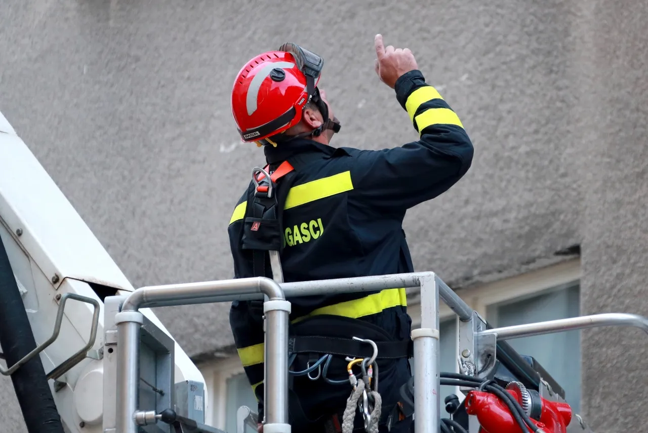 Vrijedni od jutra: Vatrogasci rade na saniranju posljedica potresa u Zagrebu