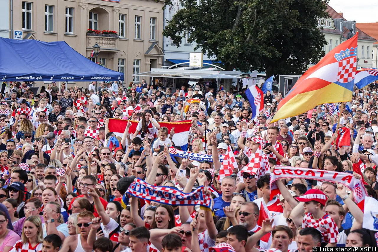 Neuruppin, Njemacka - Dolazak navijaca na trg uoci dolaska Hrvatske nogometne reprezentacije u kamp. 