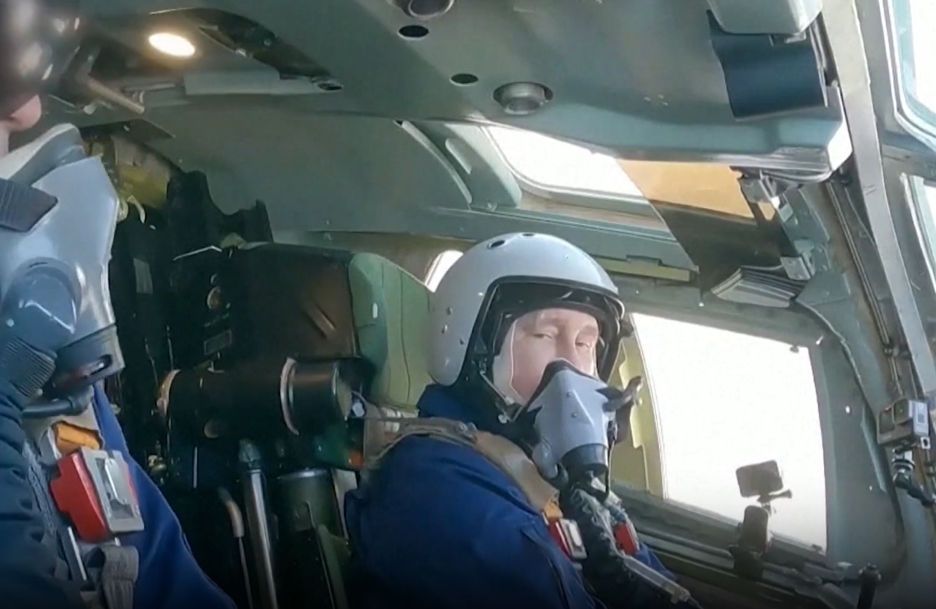 vladimir-putin-flew-in-a-giant-nuclear-bomber-breaking-news-in-usa-today