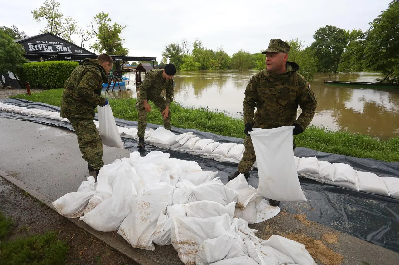 Vojska postavlja zečje nasipe uz rijeku Koranu