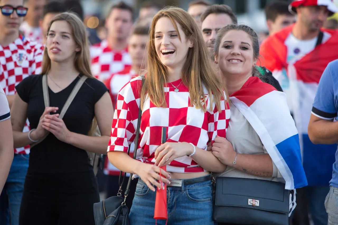 Rijeka: Na gatu Karoline riječke navijači prate utakmicu Island - Hrvatska