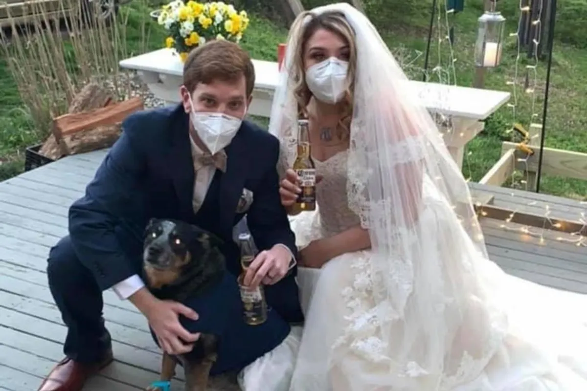 Ljubav može sve: Zbog pandemije koronavirusa vjenčali se u svom vrtu, a smislili su kako da im gosti budu na vjenčanju