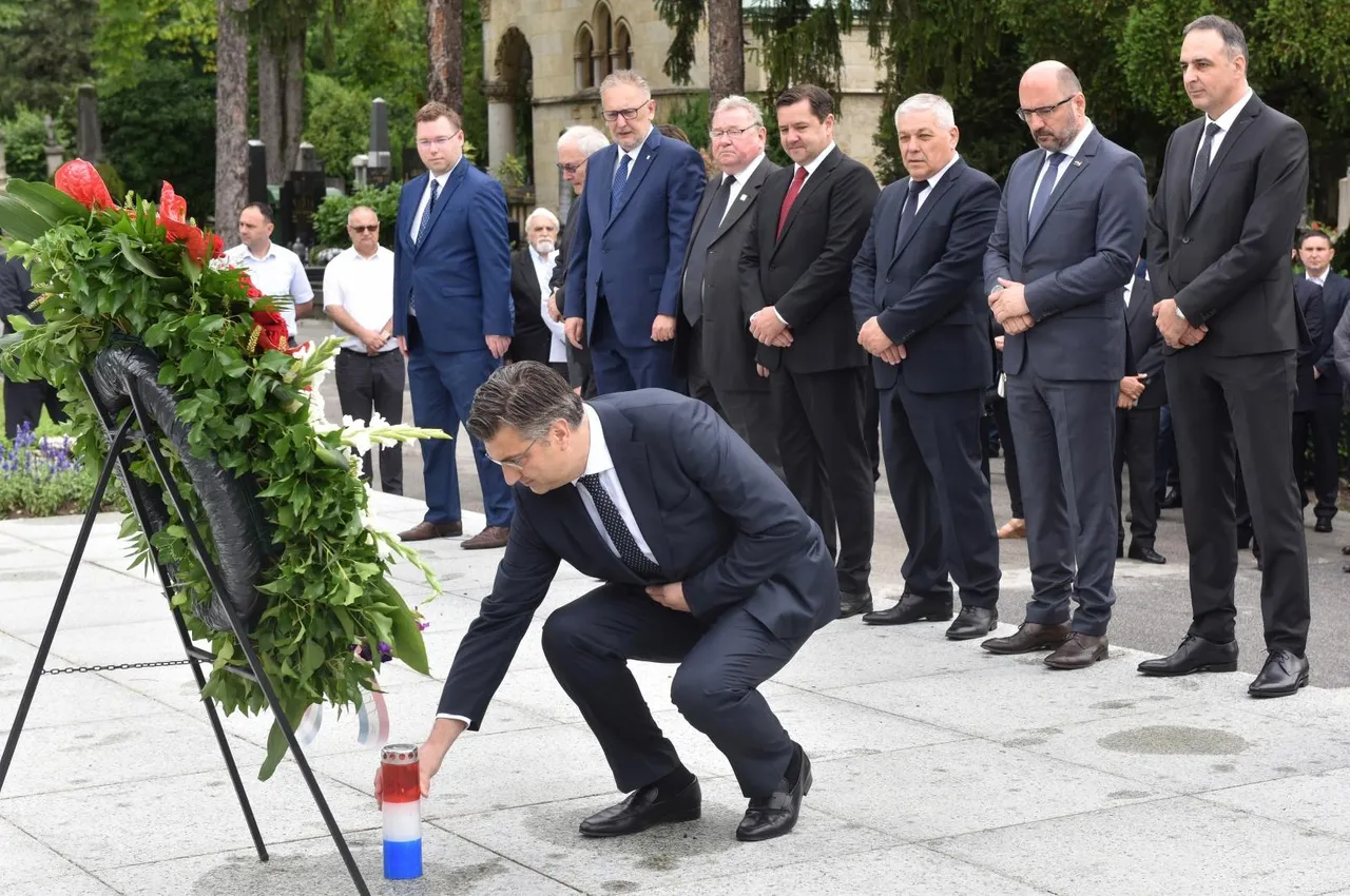 Zagreb: HDZ položio vijence na Tuðmanovom grobu
