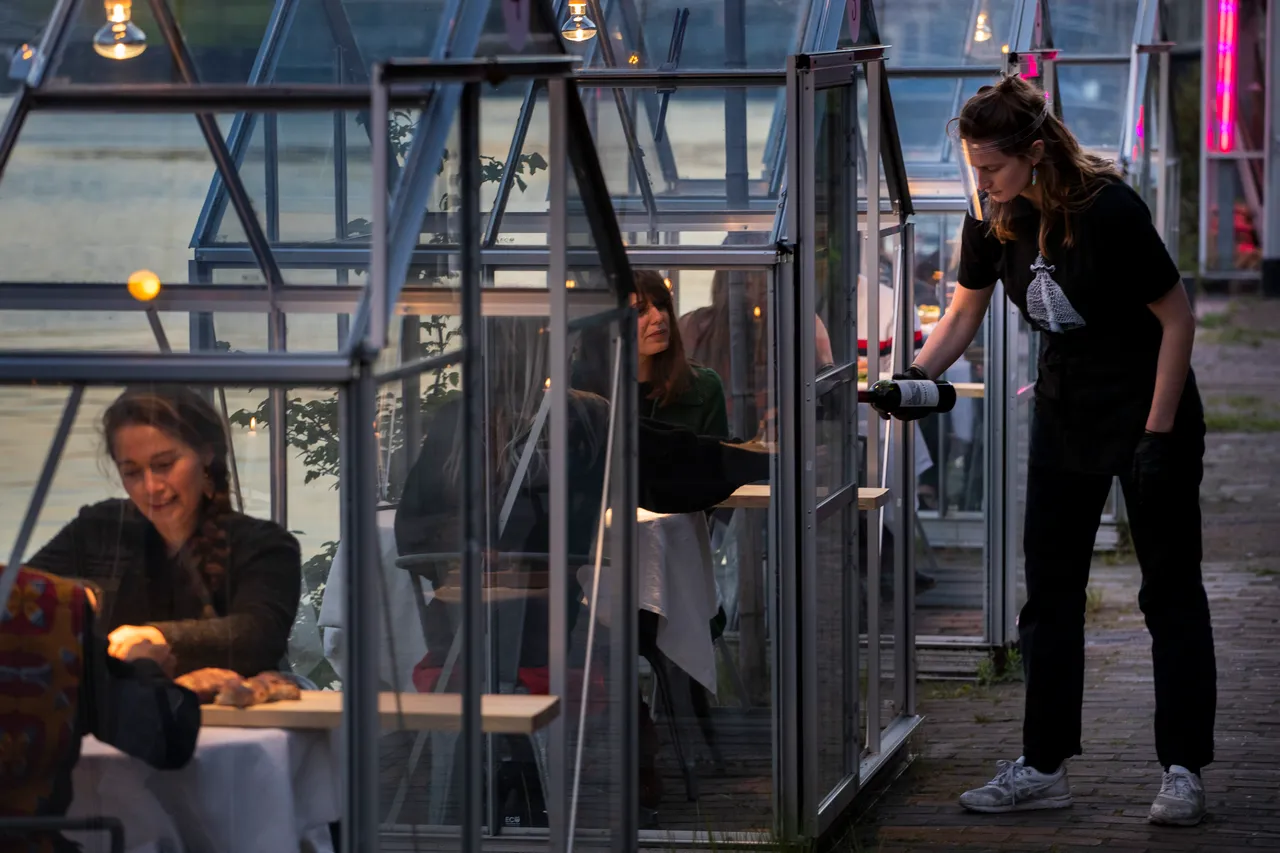 Osoblje u jednom restoranu u Amsterdamu služilo je hranu volonterima u malim staklenim kućicama da bi isprobali kako će izgledati ugostiteljstvo za vrijeme pandemije Covida-19