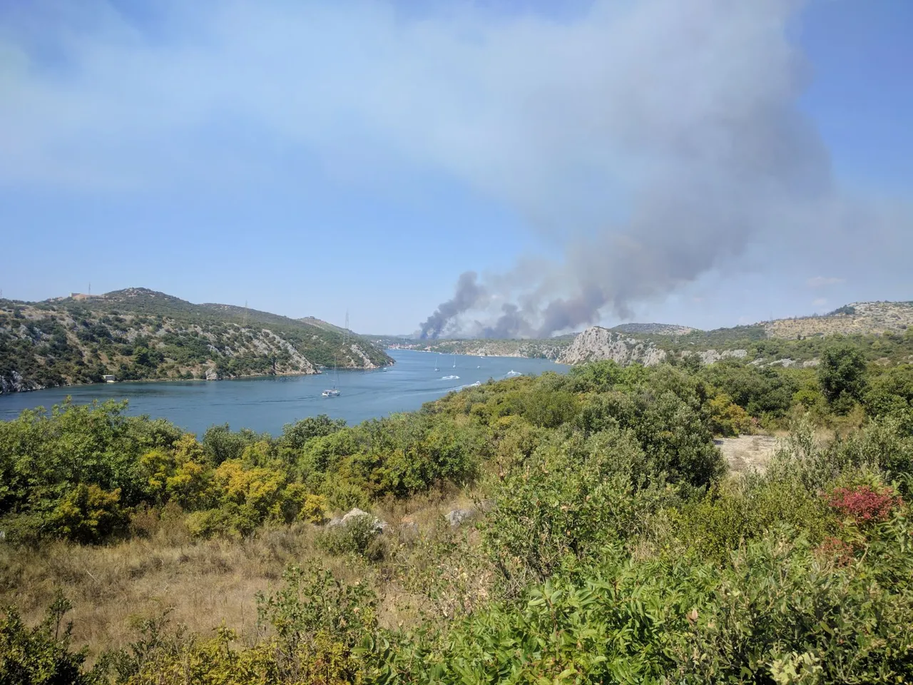 Gori iznad Zatona pokraj Šibenika