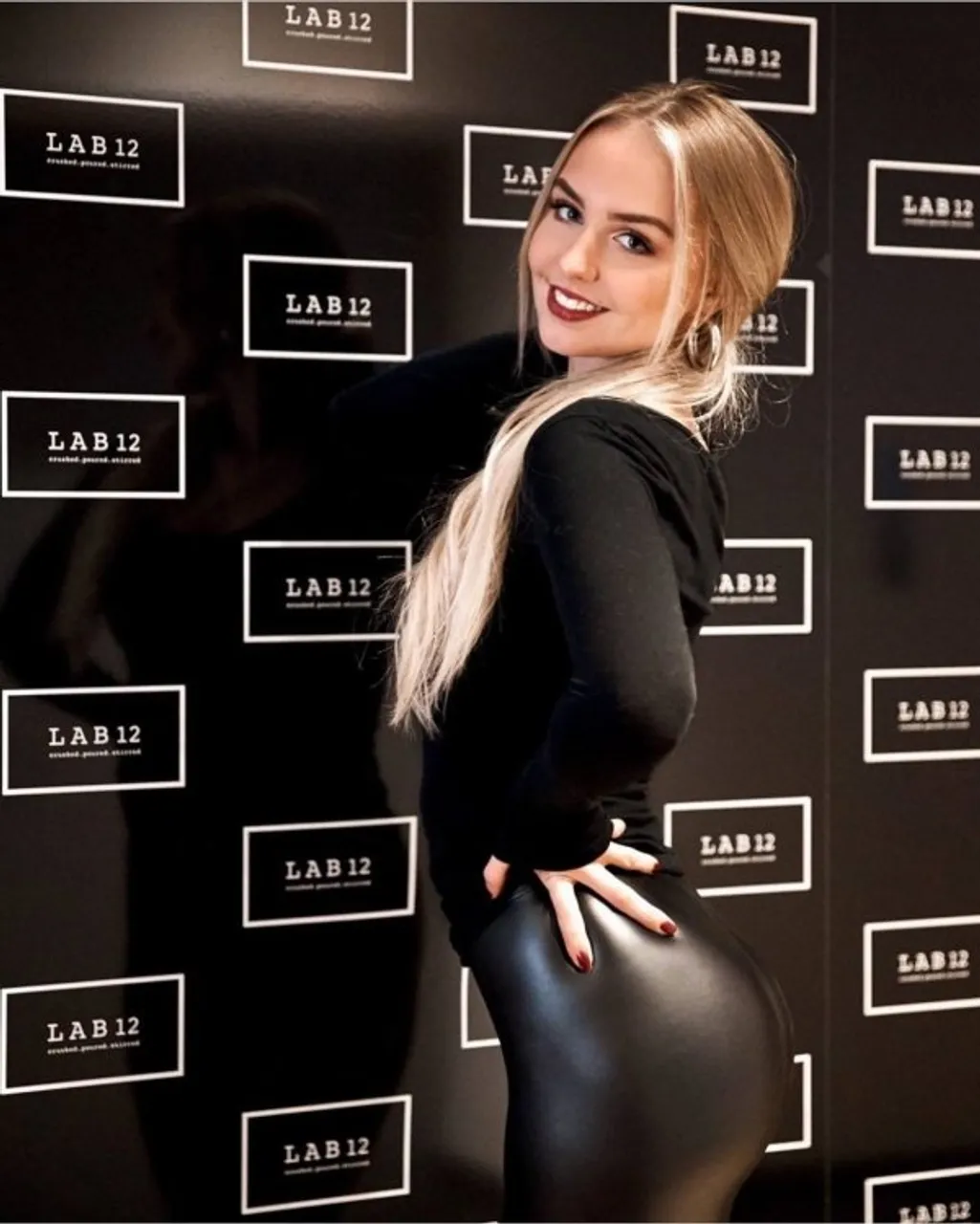 im-a-big-fan-of-those-form-fitting-shiny-pants-34-photos-10