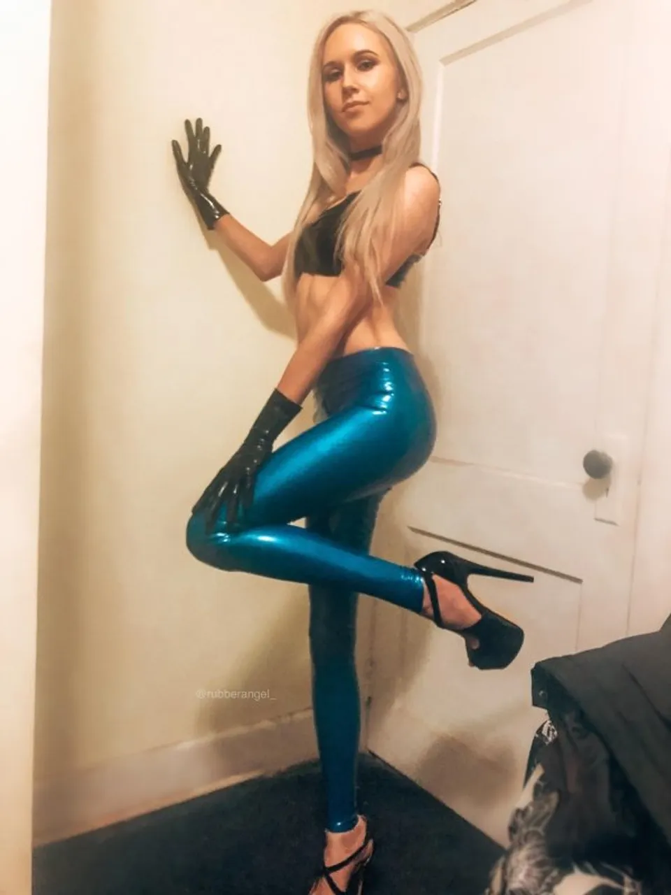 im-a-big-fan-of-those-form-fitting-shiny-pants-34-photos-2