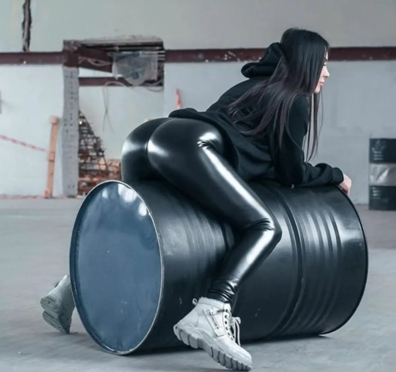 im-a-big-fan-of-those-form-fitting-shiny-pants-34-photos-32