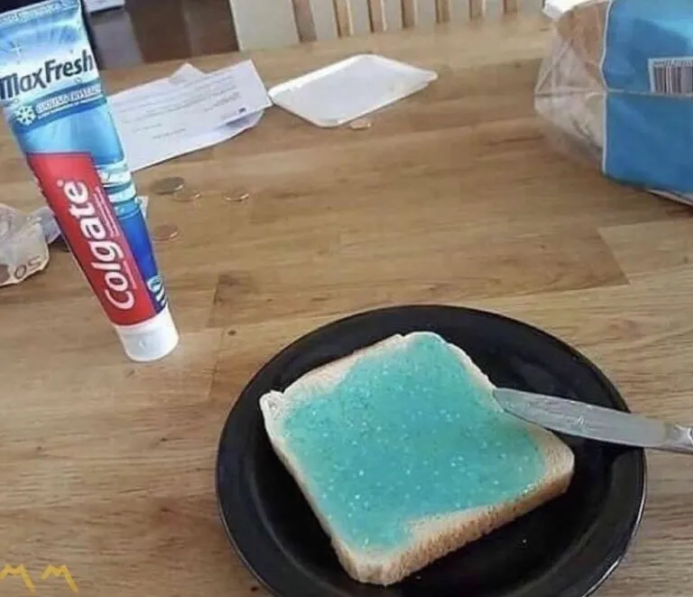Kad ste ujutro u žurbi, stavite pastu za pranje zubiju na tost