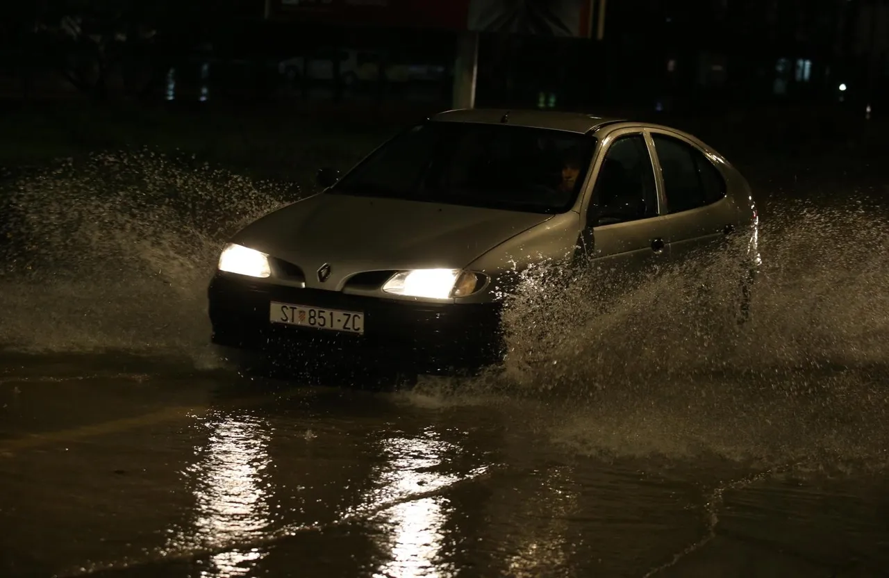 Split: Obilna kiša stvorila probleme u prometu i poplavila ceste