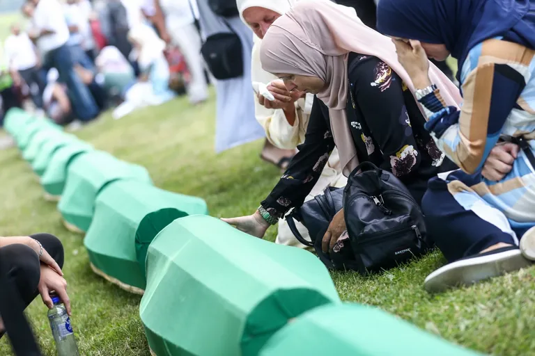 Srebrenica plače: Na komemoraciji pokop 19 žrtava - najmlađi, Fikret i Azmir imali su 16 i 17 godina, a Zilha 24