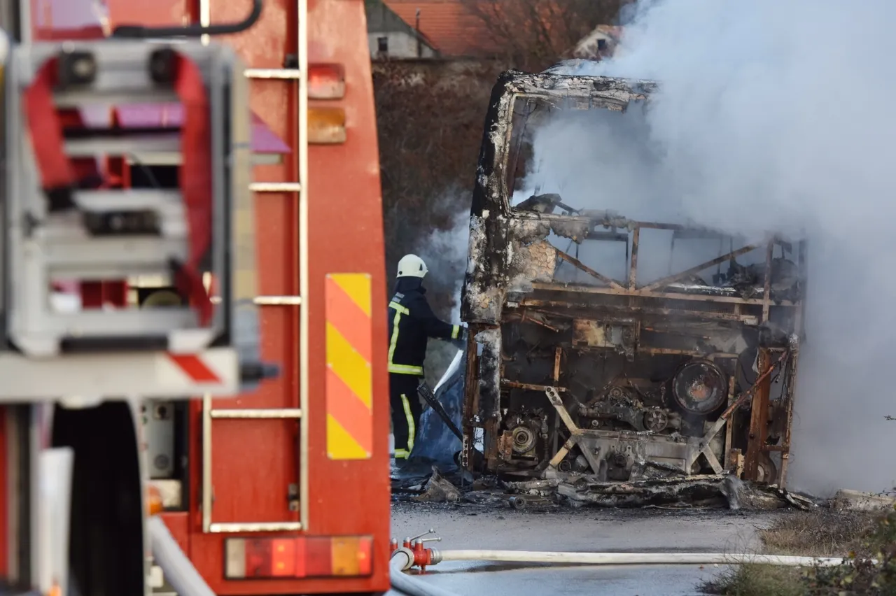 Danilo Kraljice: Vatrogasci gase autobus koji se zapalio